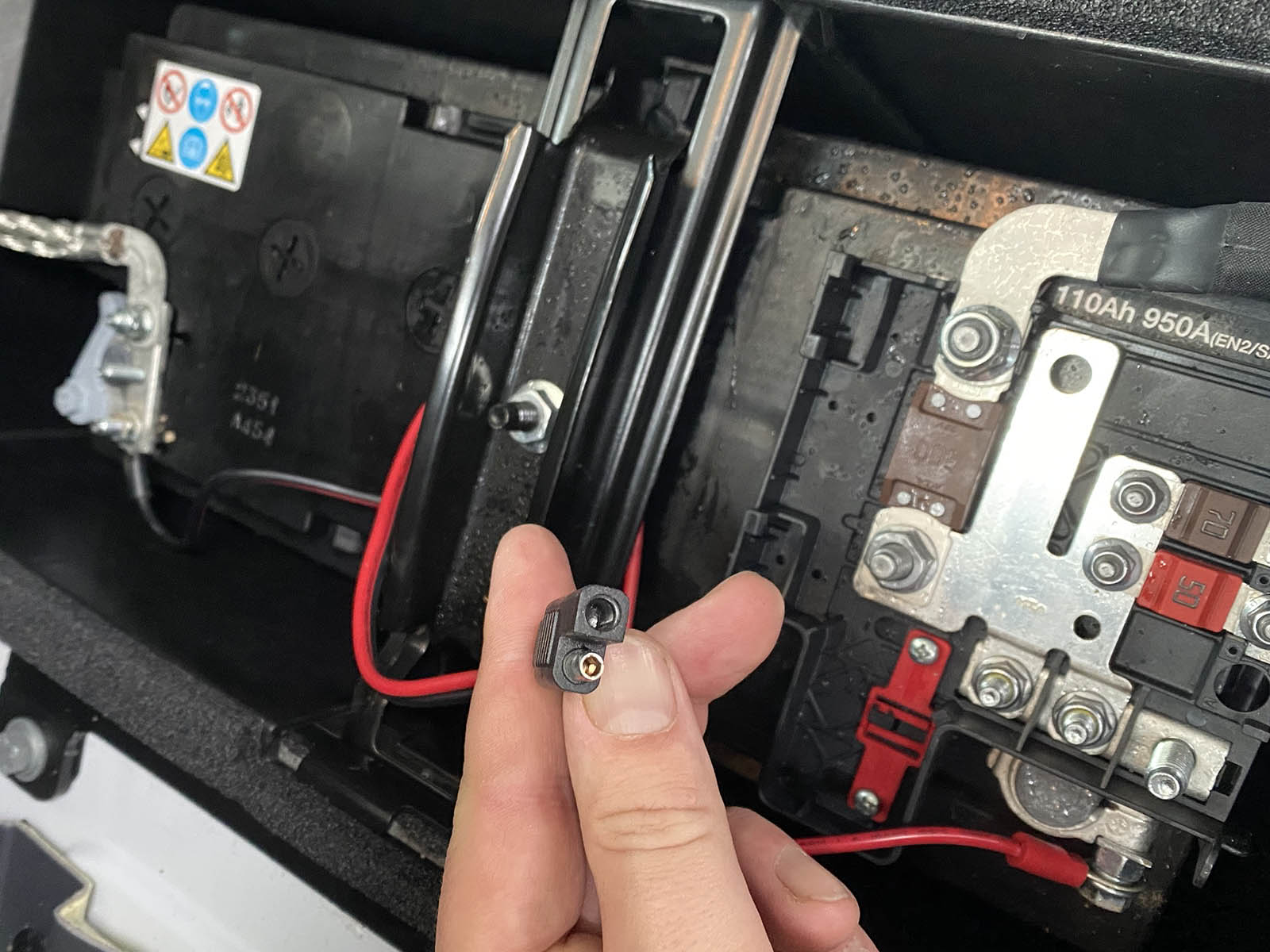 Удобный доступ к контактам АКБ на фургоне Peugeot Boxer