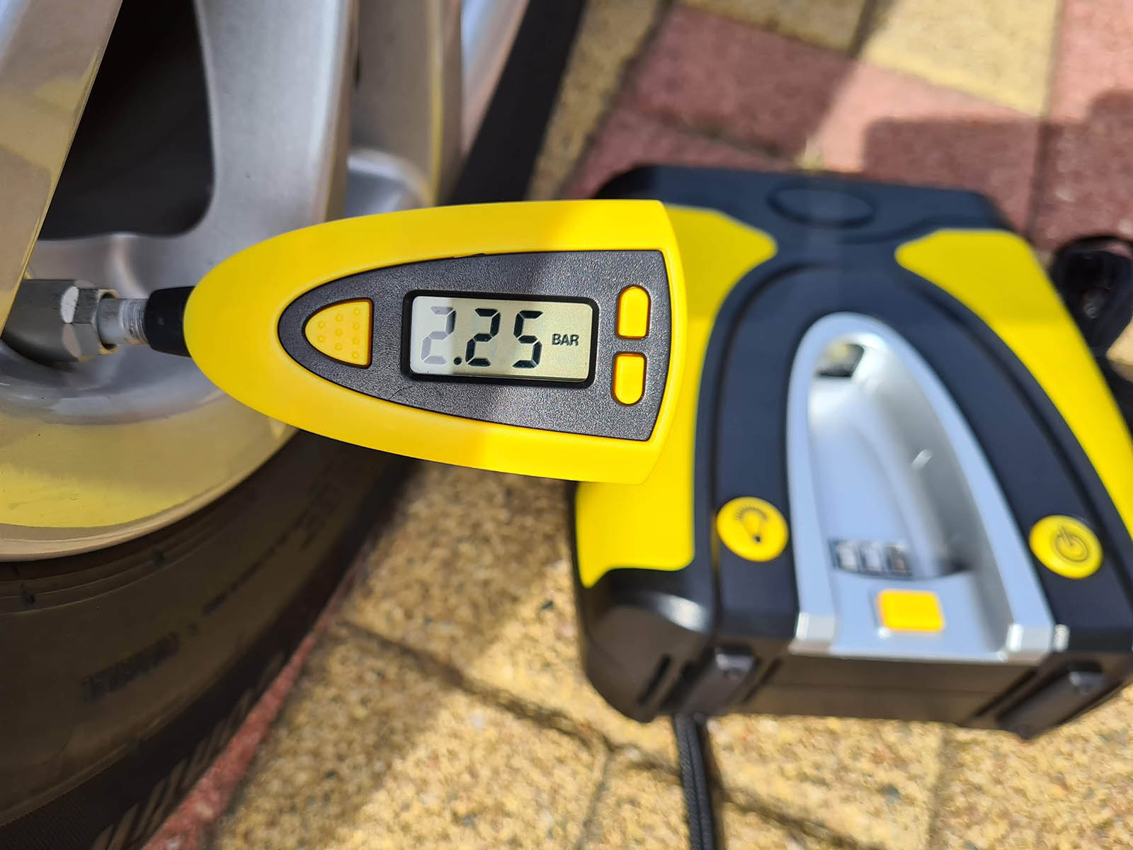 Удобный и компактный автомобильный компрессор BS Kolben 22r